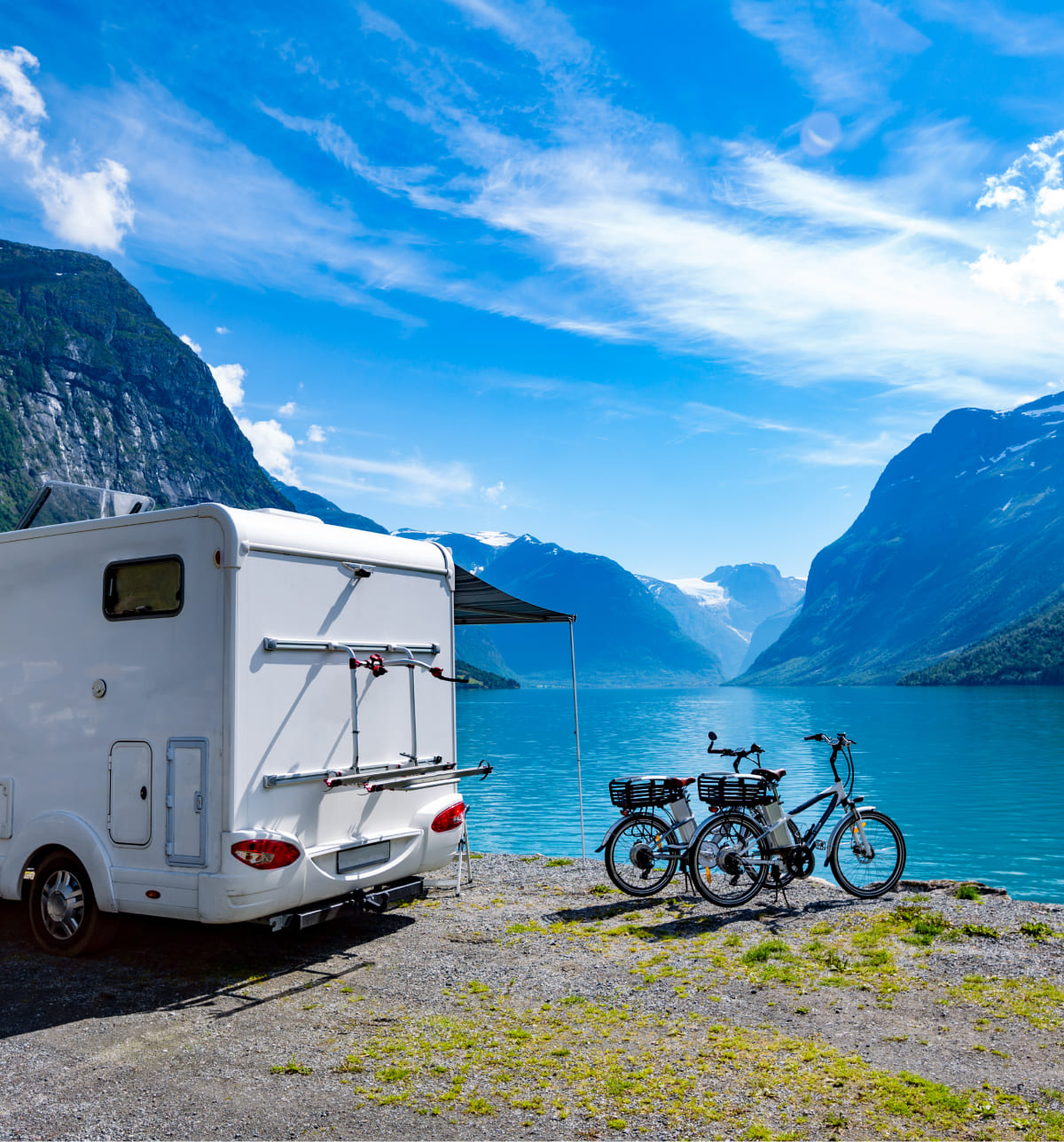 Wohnmobil mit Fahrrädern am See